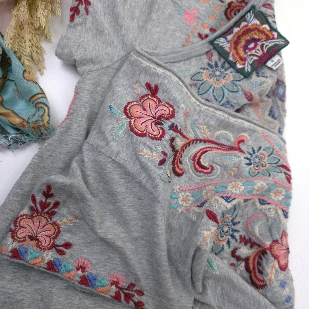 Johnny Was Embroidered V-Neck Gray Women's Tunic Top with Multicolor Floral Sz S - Picture 10 of 10